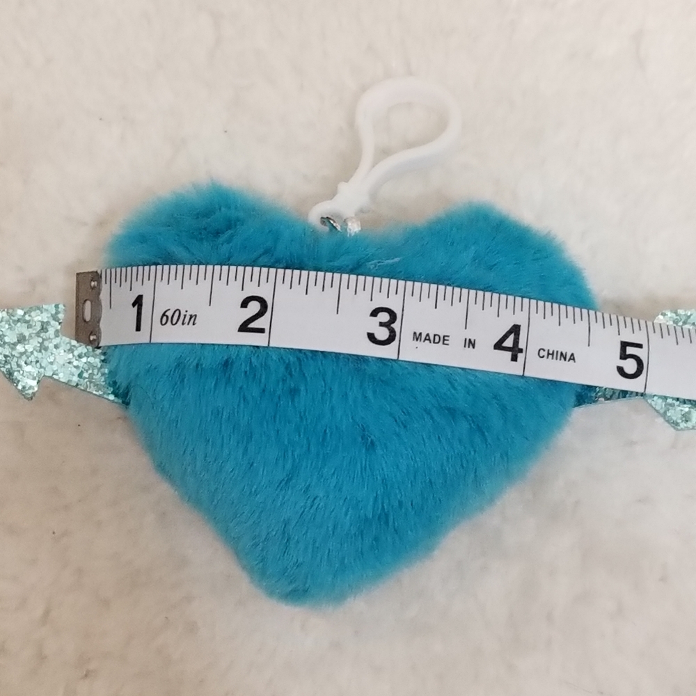 2 pcs POM POM Fuzzy Heart Keychains - Picture 2 of 12